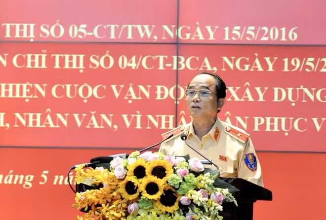 Thiếu tướng Trần Quốc Trung trình bày tham luận tại hội nghị.