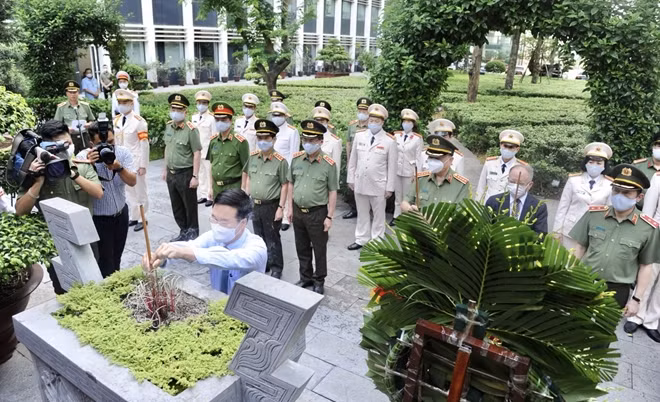 Thường trực Ban Bí thư Võ Văn Thưởng dâng hương tưởng niệm Chủ tịch Hồ Chí Minh.