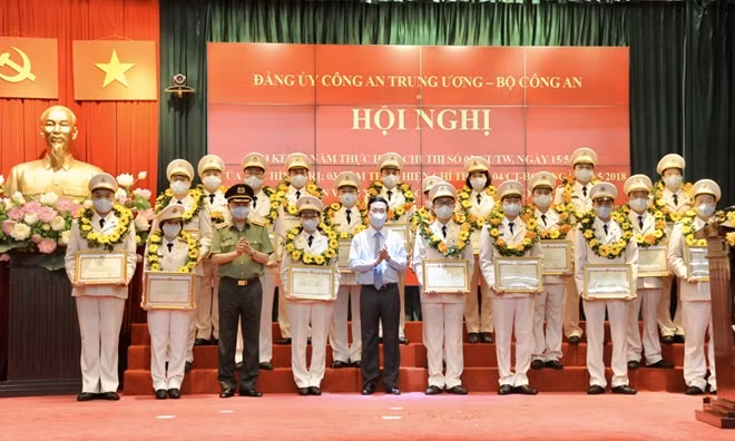 Thường trực Ban Bí thư Võ Văn Thưởng và Bộ trưởng Tô Lâm cũng đã trao Bằng khen của Bộ Công an tặng 20 tập thể, cá nhân điển hình tiên tiến.
