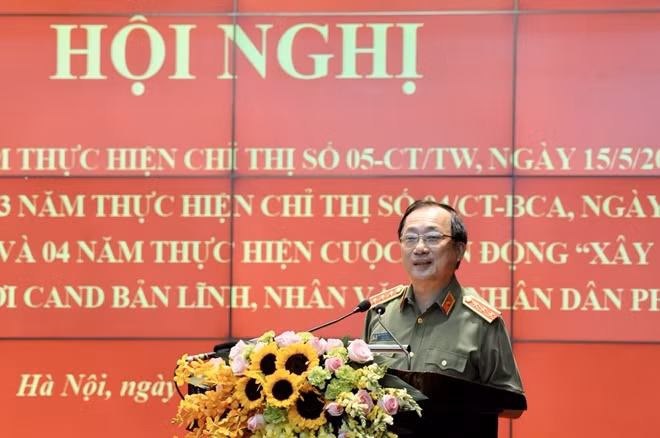 Thứ trưởng Nguyễn Văn Thành trình bày báo cáo tại hội nghị.