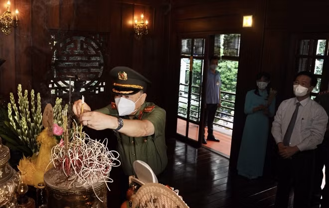 Thường trực Ban Bí thư Võ Văn Thưởng và Bộ trưởng Tô Lâm dâng hương tại nhà tưởng niệm.