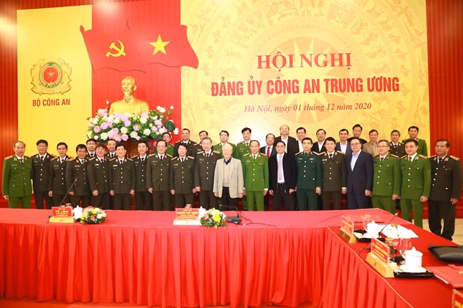 Tổng Bí thư, Chủ tịch nước Nguyễn Phú Trọng với các đại biểu tham dự hội nghị.