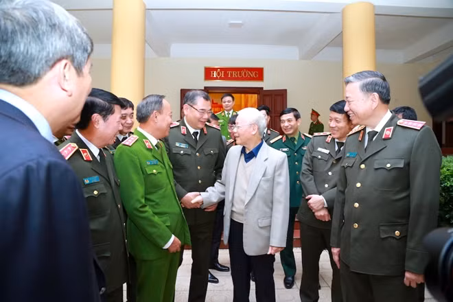 Tổng Bí thư, Chủ tịch nước Nguyễn Phú Trọng trao đổi với các đại biểu tại hội nghị.