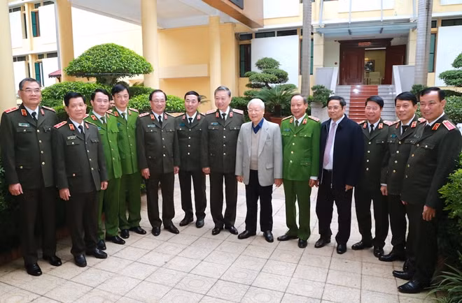 Tổng Bí thư, Chủ tịch nước và các đại biểu dự hội nghị.