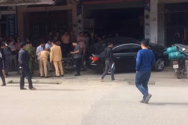 Lực lượng Công an khám nghiệm hiện trường.