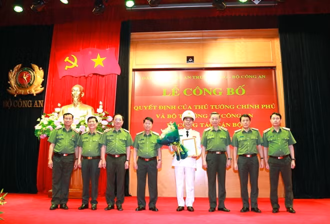 Bộ trưởng Tô Lâm và các đồng chí trong Đảng ủy Công an Trung ương, lãnh đạo Bộ Công an đã tặng hoa chúc mừng đồng chí Trần Quốc Tỏ