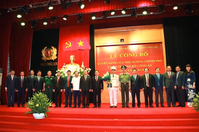 Bộ trưởng Tô Lâm với các đại biểu dự buổi lễ.