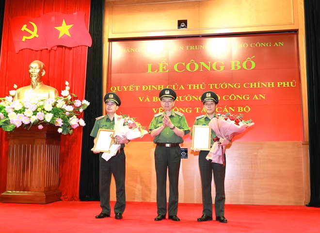 Bộ trưởng Tô Lâm trao các Quyết định về việc bổ nhiệm các chức danh Tư pháp đối với Trung tướng Lương Tam Quang và Thiếu tướng Lê Quốc Hùng, Thứ trưởng Bộ Công an.
