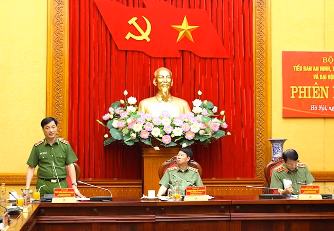 Thứ trưởng Nguyễn Duy Ngọc phát biểu tại phiên họp.