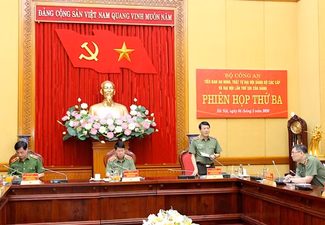 Thứ trưởng Lương Tam Quang phát biểu tại phiên họp.