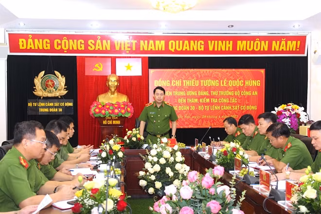 Thứ trưởng Lê Quốc Hùng phát biểu chỉ đạo tại buổi làm việc với Trung đoàn CSBV mục tiêu Cơ quan đại diện Ngoại giao.