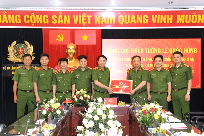 Thứ trưởng Lê Quốc Hùng tặng quà động viên CBCS Trung đoàn CSBV mục tiêu Cơ quan đại diện Ngoại giao.