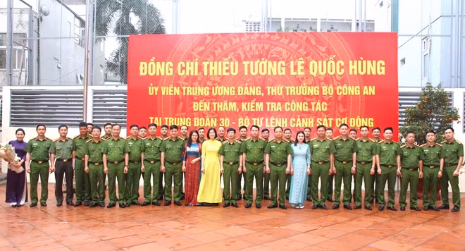 Thứ trưởng Lê Quốc Hùng với các đại biểu tại buổi làm việc.