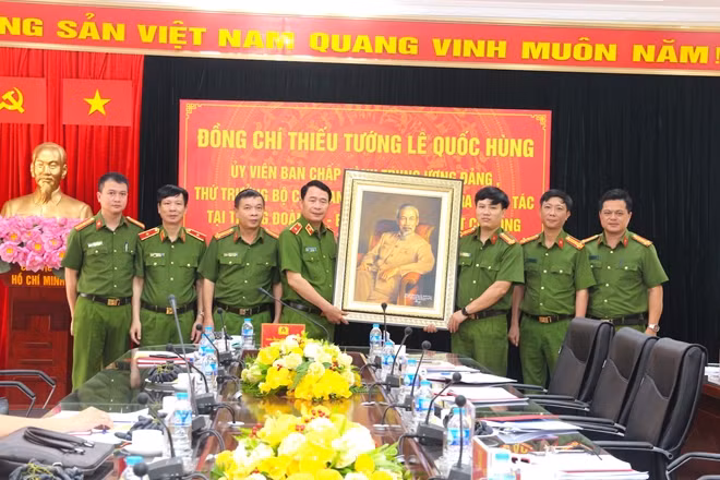 Thứ trưởng Lê Quốc Hùng trao bức tranh chân dung Chủ tịch Hồ Chí Minh tặng CBCS Trung đoàn CSBV mục tiêu Chính trị, kinh tế, văn hóa xã hội, khoa học - kỹ thuật.