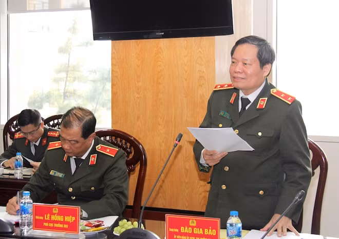 Trung tướng Đào Gia Bảo trình bày báo cáo tại buổi làm việc.