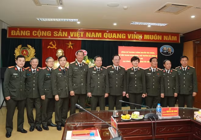 Thứ trưởng Nguyễn Văn Thành với các đại biểu dự buổi làm việc.