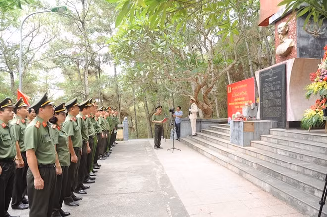 Đại tá Phạm Khải, Tổng Biên tập Báo CAND cùng Đoàn đại biểu báo công dâng Bác tại Khu di tích lịch sử Rừng Thông.