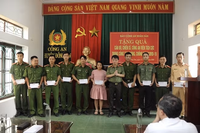 Đại tá Phạm Khải tặng quà CBCS Công an huyện Đông Sơn có thành tích xuất sắc trong phòng, chống dịch COVID-19.