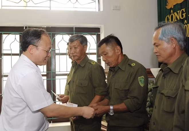 Đồng chí Lê Trọng Thụ, Phó Bí thư Huyện ủy, Chủ tịch UBND huyện Đông Sơn trao quà của Báo CAND tặng các Công an viên có thành tích xuất sắc trong phòng, chống dịch COVID-19.
