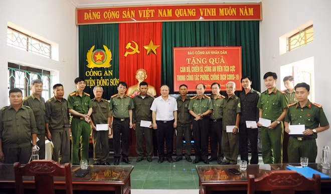 Các đồng chí lãnh đạo, đại biểu chụp ảnh lưu niệm tại buổi lễ.
