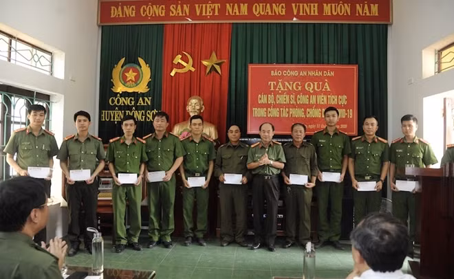 Đại tá Trần Kim Thẩm tặng quà cho CBCS, Công an viên Công an huyện Đông Sơn có thành tích xuất sắc trong phòng, chống dịch COVID-19.