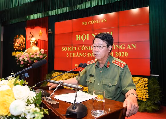 Thứ trưởng Bùi Văn Nam trình bày báo cáo tại hội nghị.