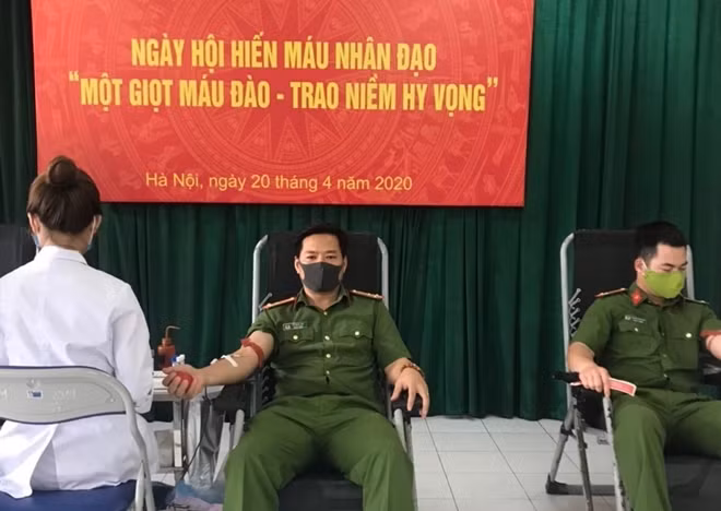 Thượng tá Đỗ Ngọc Anh, Đoàn trưởng Đoàn Nghi lễ CAND tham gia hiến máu.