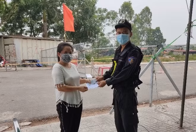 Thiếu úy Trần Lê Vinh nhận tiền ủng hộ Quỹ vaccine phòng, chống COVID-19 và tâm thư từ chị Thào Thị Day.