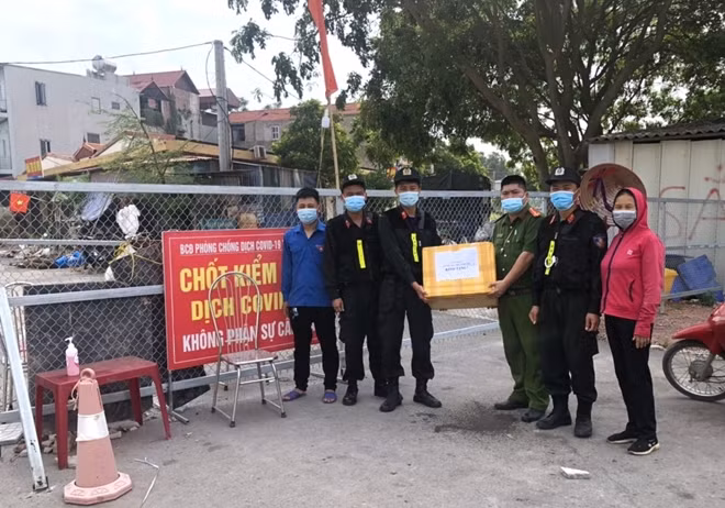 Chốt kiểm soát phòng, chống dịch đón nhận tình cảm của người dân trao tặng.