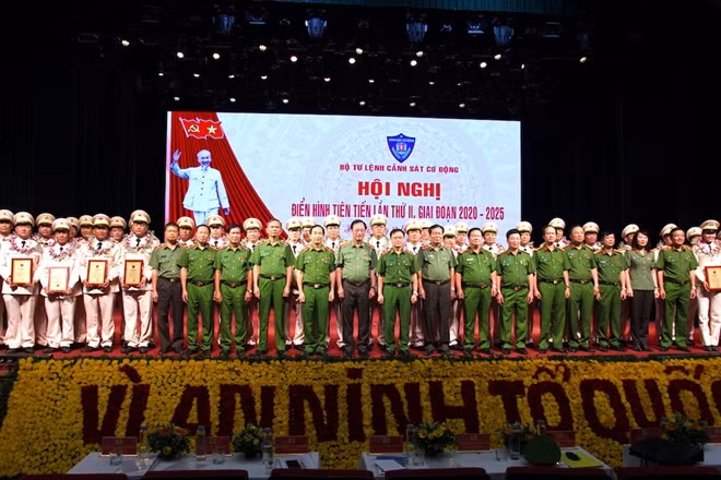 Thứ trưởng Nguyễn Văn Thành với các đại biểu tại hội nghị.