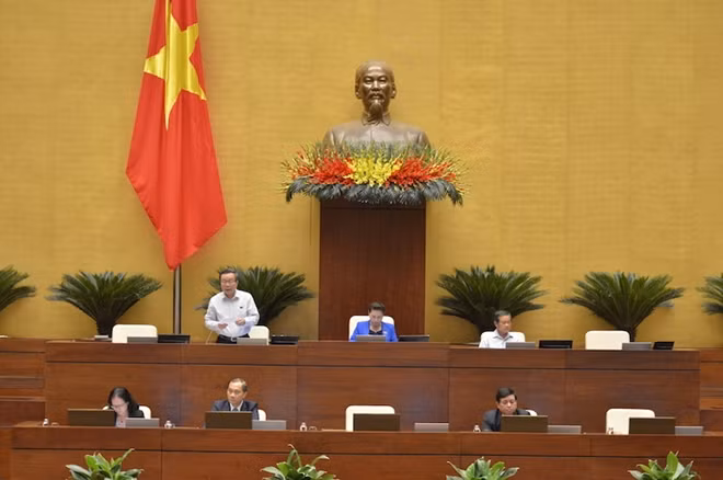 Phó Chủ tịch Quốc hội Phùng Quốc Hiển điều hành thảo luận.