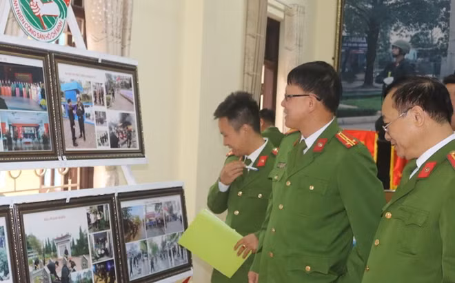 Thượng tá Phạm Phi Hùng bên các tác phẩm đạt giải.