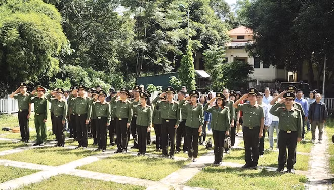 Đoàn công tác tham quan Cột cờ Lũng Pô.