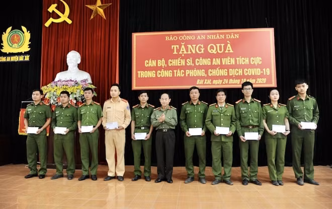 Đoàn công tác của Báo CAND trao tặng 30 suất quà cho các CBCS, Công an viên của huyện Bát Xát nỗ lực trong công tác phòng, chống dịch COVID-19.