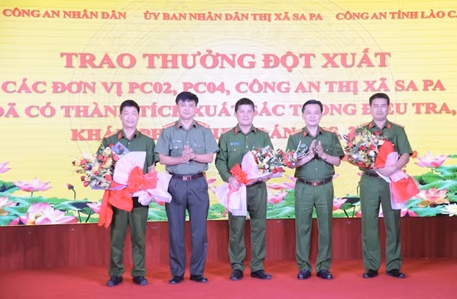 Đại tá Phạm Khải, Tổng Biên tập Báo CAND; Đại tá Lưu Hồng Quảng, Giám đốc Công an tỉnh Lào Cai, Chủ tịch UBND thị xã Sa Pa Vương Chinh Quốc trao thường gần 100 triệu đồng cho các đơn vị thuộc Công an tỉnh Lào Cai.