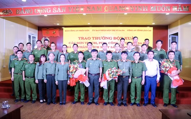 Các đồng chí lãnh đạo, đại biểu tham dự buổi lễ.