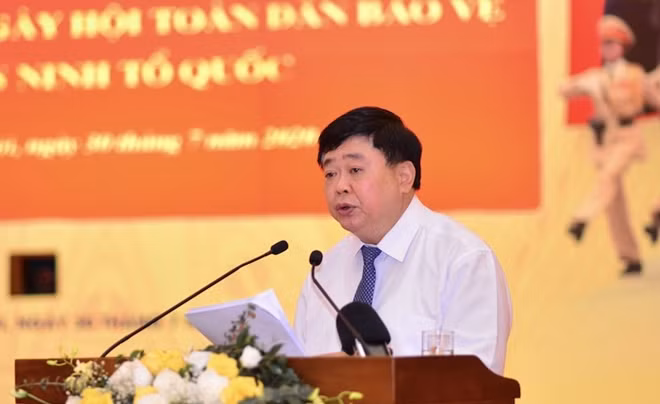 Đồng chí Nguyễn Thế Kỷ trình bày tham luận tại hội thảo.