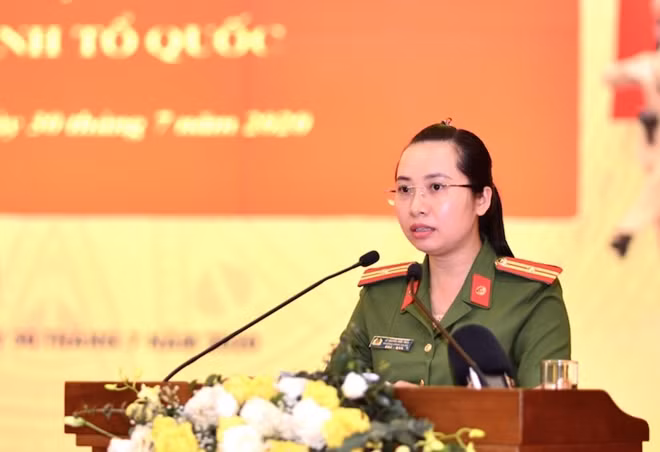 Thiếu tá Lê Nguyễn Hiếu Thảo trình bày tham luận tại hội thảo.