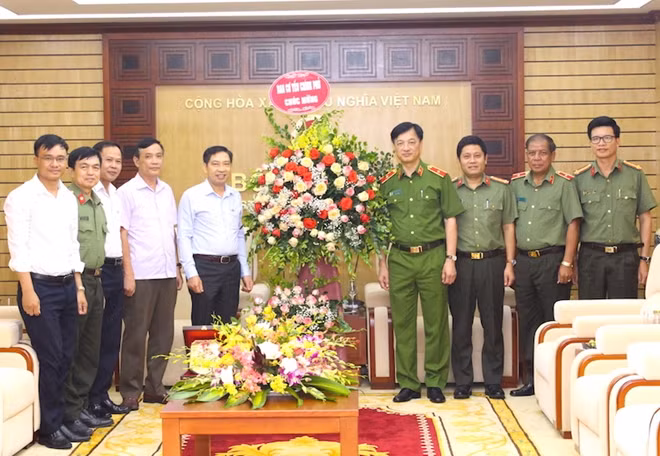 Đoàn Ban Cơ yếu Chính phủ chúc mừng Bộ Công an.