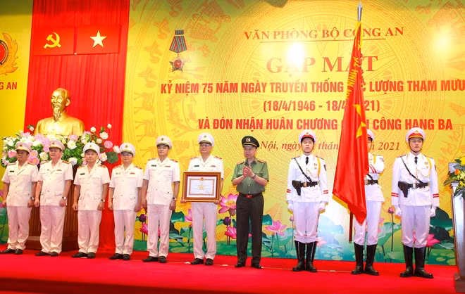 Thừa ủy quyền của Chủ tịch nước, Bộ trưởng Tô Lâm trao Bằng Huân chương Quân công hạng Ba tặng Văn phòng Bộ Công an.