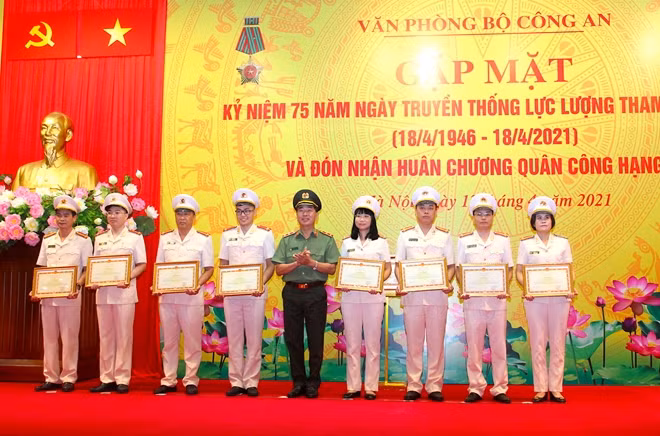 Thứ trưởng Trần Quốc Tỏ trao Bằng khen của Bộ Công an tặng các tập thể, cá nhân trực thuộc Văn phòng.