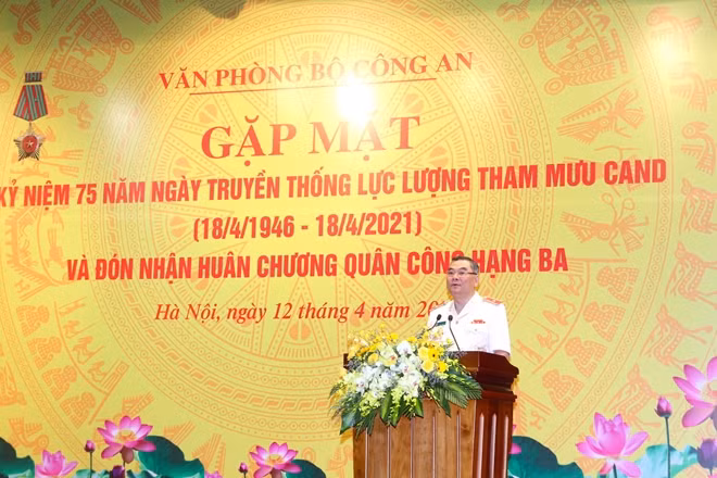 Thiếu tướng Tô Ân Xô trình bày diễn văn kỷ niệm.