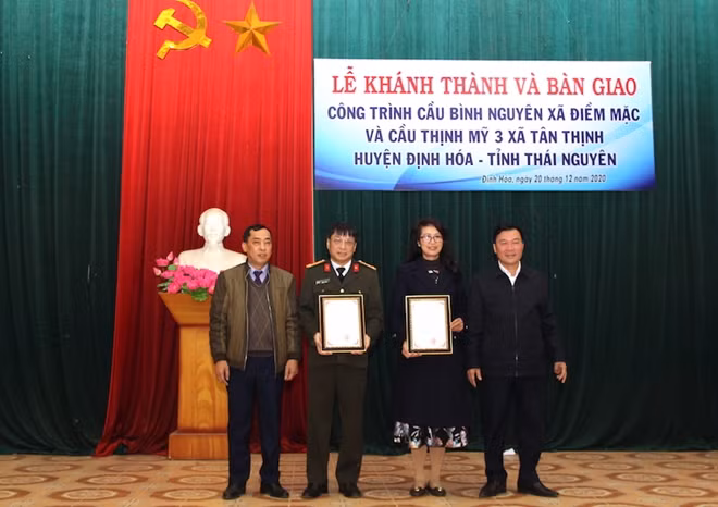 Đại diện lãnh đạo huyện Định Hóa trao Thư cảm ơn tặng Đại tá Phạm Khải và bà Nguyễn Thị Thanh Trang.