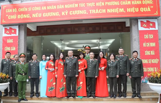 Bộ trưởng Tô Lâm với các đại biểu tại buổi kiểm tra công tác ứng trực của Cục Kế hoạch và tài chính.