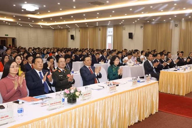 Phó Chủ tịch nước Đặng Thị Ngọc Thịnh với các đại biểu tham dự đại hội.