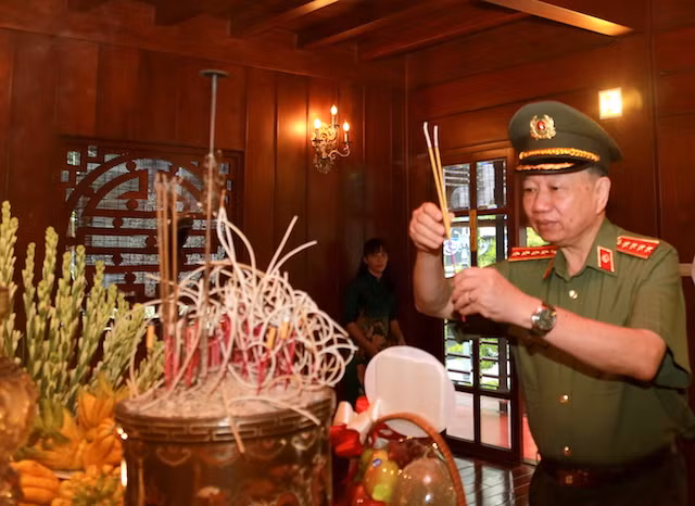 Bộ trưởng Tô Lâm dâng hương tại Nhà tưởng niệm Chủ tịch Hồ Chí Minh.