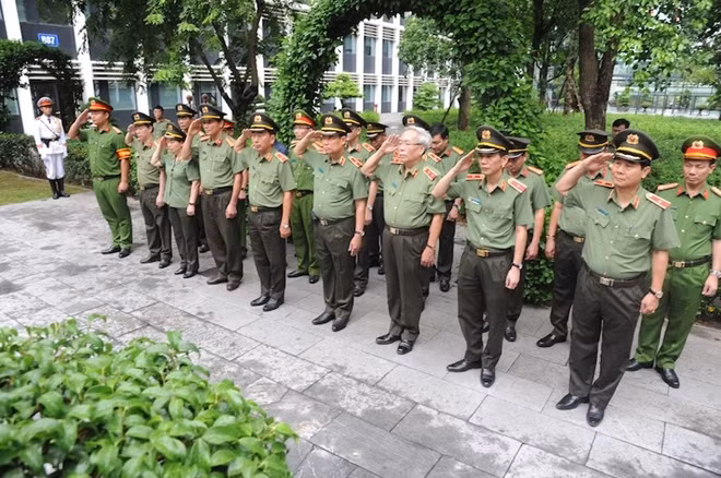 Đoàn đại biểu dành một phút tưởng niệm anh linh Chủ tịch Hồ Chí Minh và các anh hùng liệt sỹ.