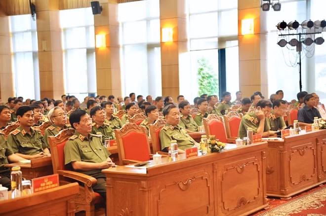 Bộ trưởng Tô Lâm với các đại biểu dự buổi gặp mặt.