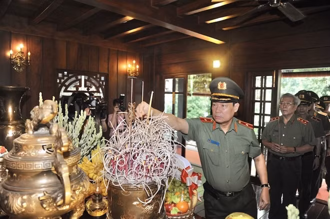 Thứ trưởng Lê Tấn Tới cùng Đoàn đại biểu dâng hương tại Nhà tưởng niệm.
