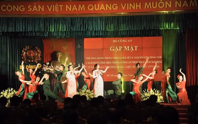 Một số tiết mục nghệ thuật chào mừng buổi gặp mặt.